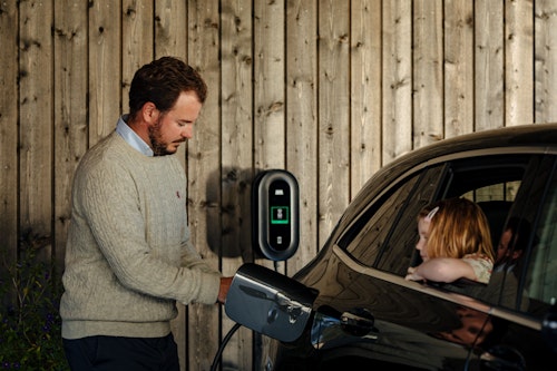 DEFA Power charging with child in car